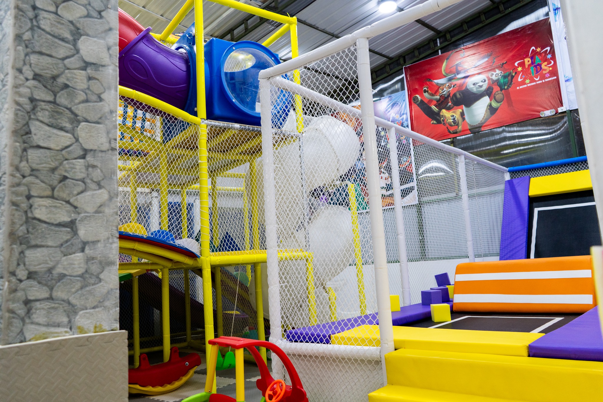 Niños felices en Play Kids